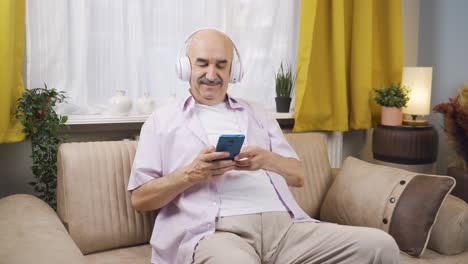 Anciano-Feliz-Escuchando-Música-Con-Auriculares.